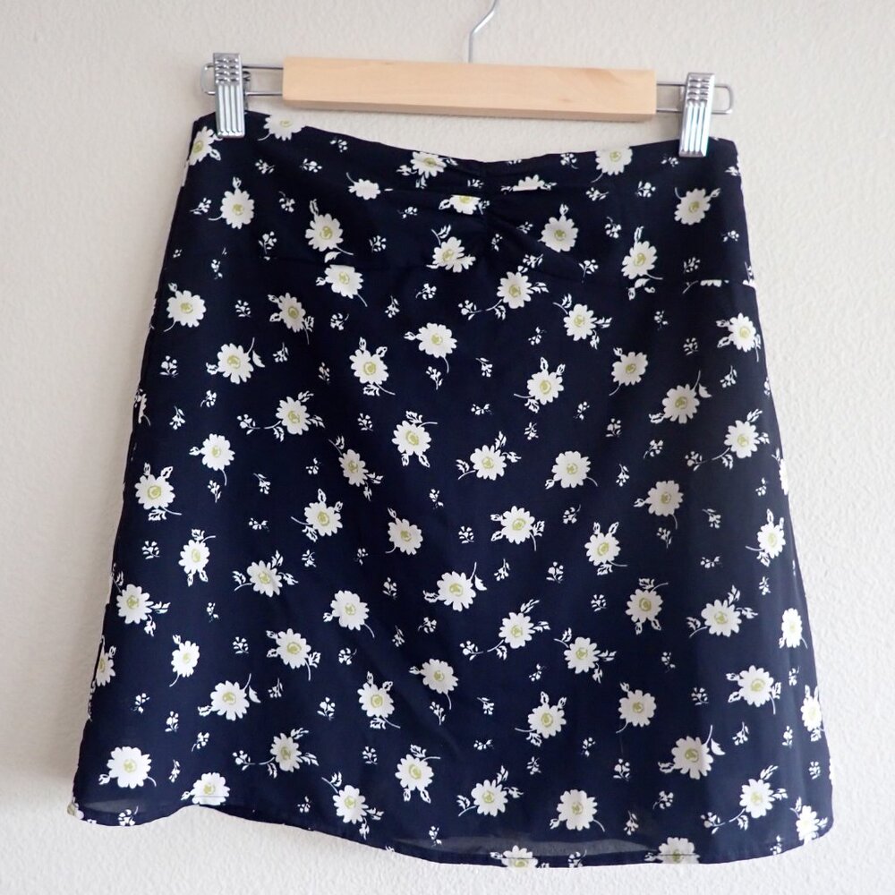 Princess Polly Mini A-Line Skater Skirt in Black Floral Daisy Size 4